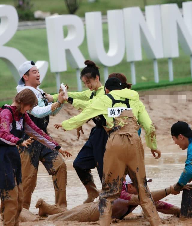 跑男|跑男团泥塘开玩“撕名牌”baby黄泥满脸依旧美貌无双引人注目