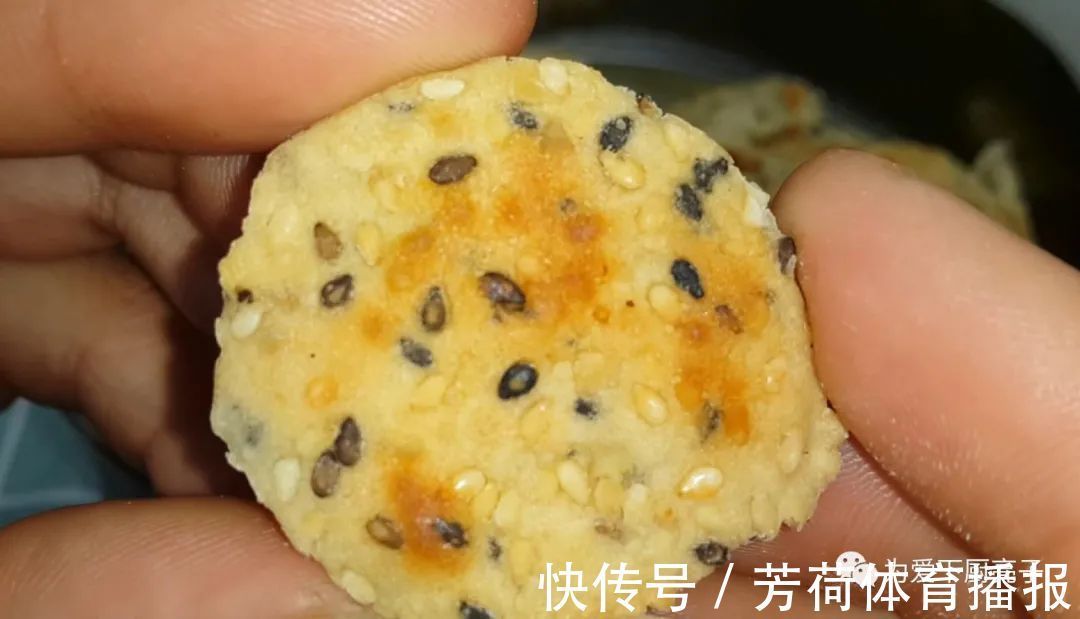 黑芝麻|芝麻饼干新做法,锅里一烙,松软香甜不加油,没烤箱也能一次成功