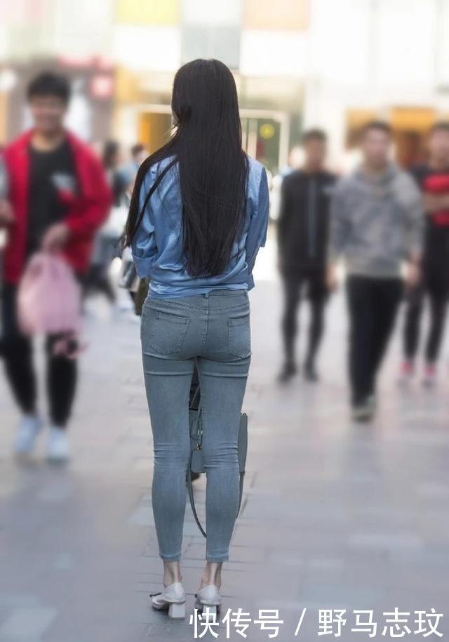 青春|身材好的女生这样穿真好看, 蓝色衬衫搭配牛仔裤, 彰显青春活力