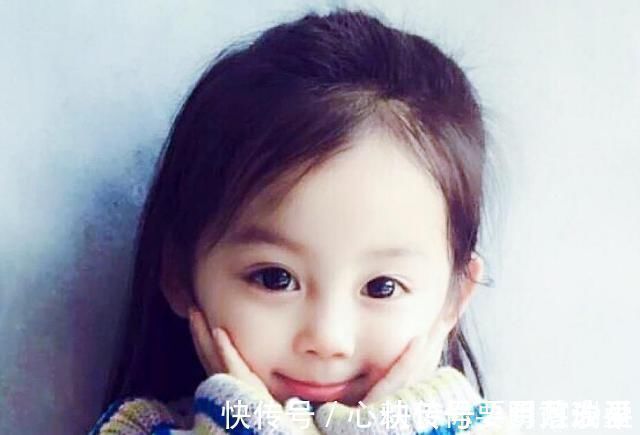 宝妈|宝宝睡觉不安稳,总是容易被吓到,突然举起小手来,是生病吗?