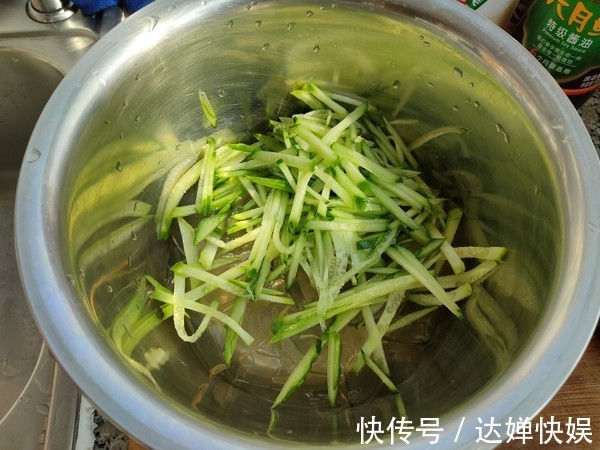 孩子总是挑食不吃饭,学会这道菜营养美味,孩子特别喜欢吃