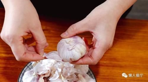 腌腊八蒜,牢记“3要3不要”,大蒜个个碧绿,汤汁清澈,爽脆可口