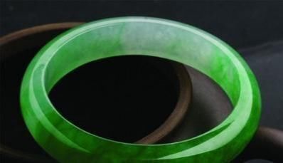 称之为|玉石绿宝石最好放绿色,还是漂红色主要看看这个