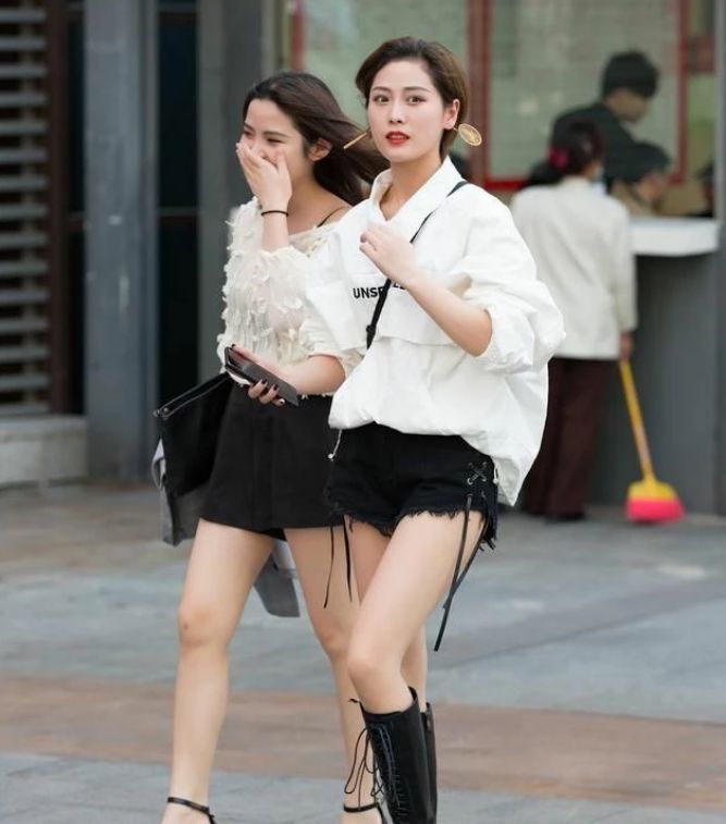 姐妹花|街拍:时尚姐妹花,牛仔裤搭配休闲上衣,非常的漂亮大气