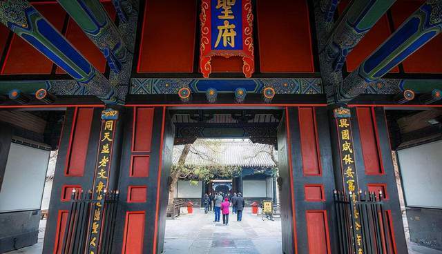 专家们#孔府有一个退堂,里面有一块“谜”样的寿字碑,里面藏着四个字