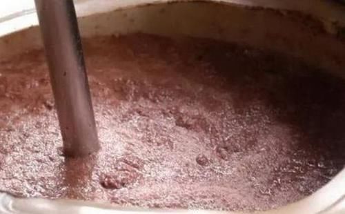 这种海鲜特别小,一口能吃几千个,做成酱炒着吃,美味极了