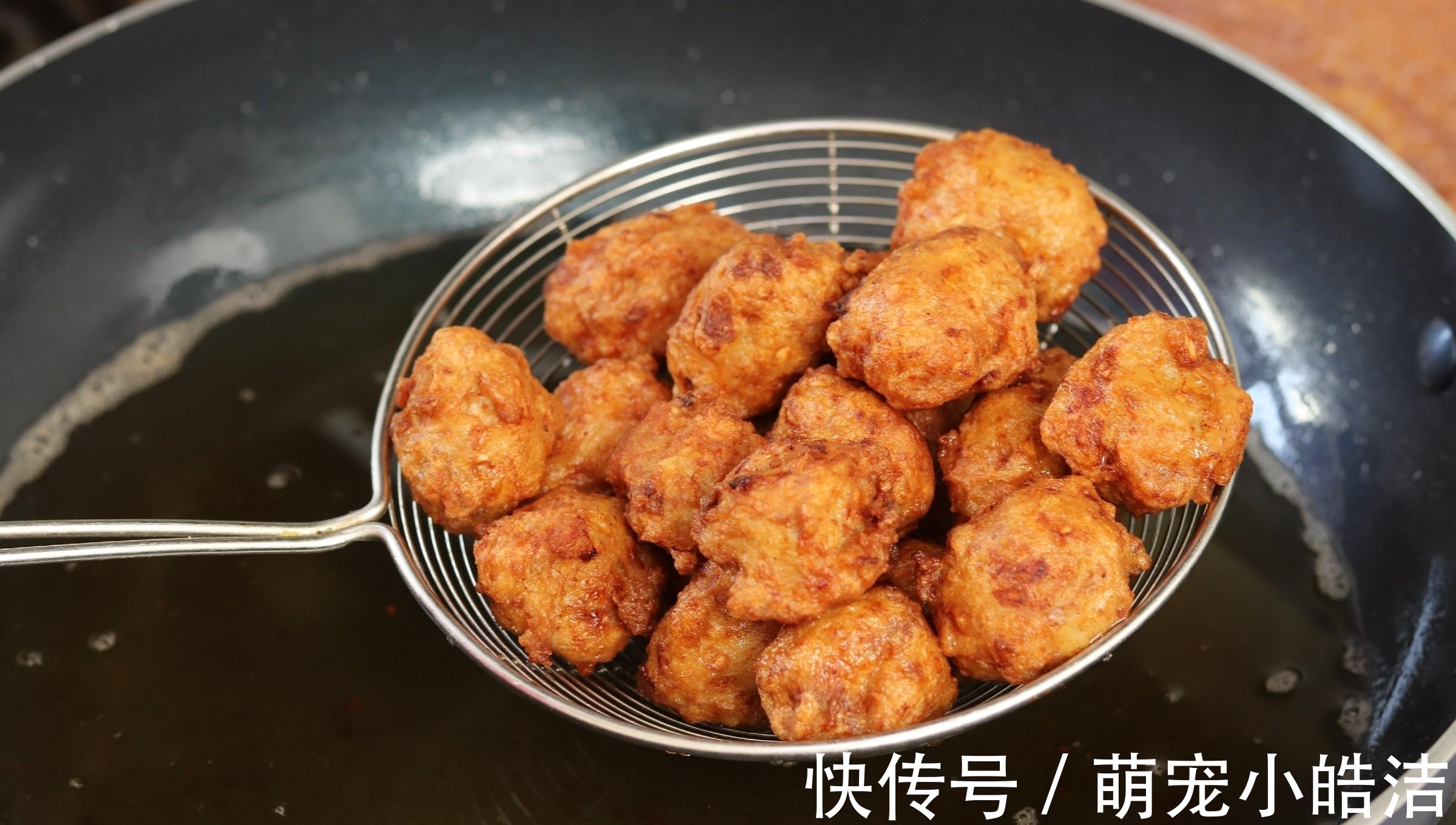 炸肉丸子，牢记“加2水，放3样”，丸子外酥里软，放凉也不硬