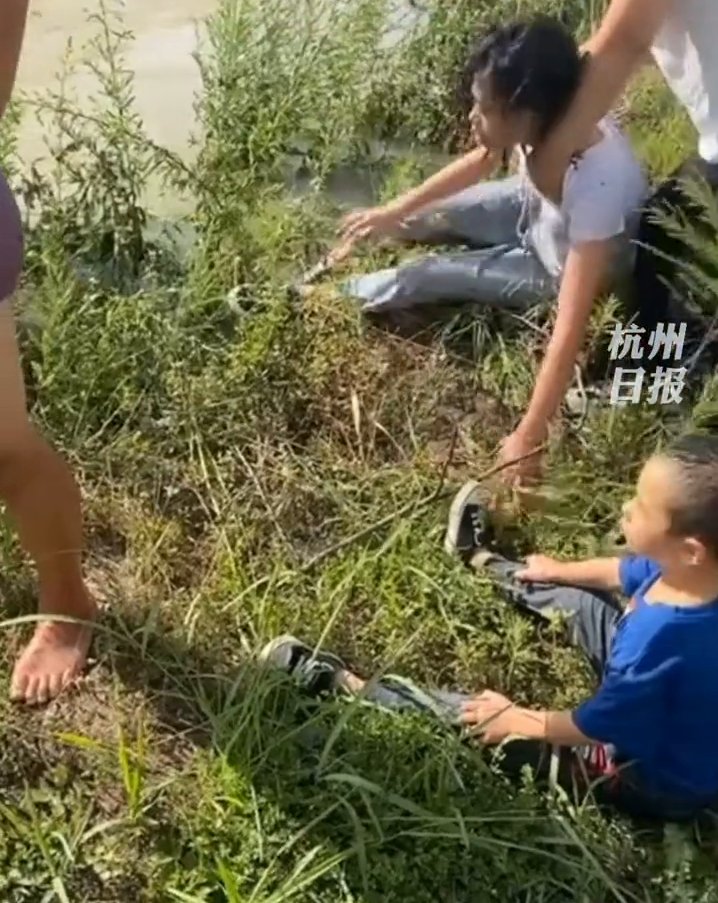 母子|“快点救人！”母子俩不慎被湍急河水冲走，重庆5位小伙救起3人