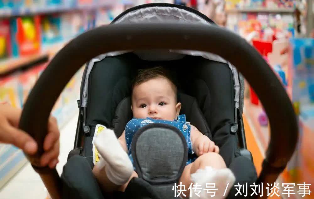婴儿车|把宝宝放在婴儿车里“万无一失”?不留心小细节,娃将躺在危险中