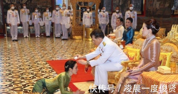 王后&苏提达摆出王后架子,坐着接受诗妮娜叩拜,成功拿捏住“拽妃”