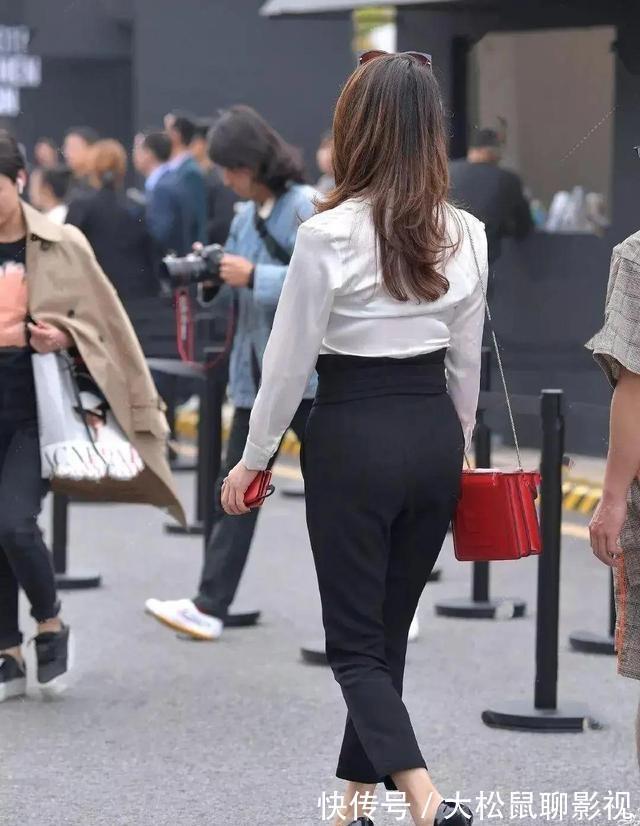 中国女性|黑T恤穿在身上非常明亮,非常酷,非常漂亮