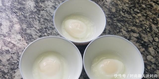 天气炎热,试试这道水煮荷包蛋,不用油也能做,好吃好看又清淡