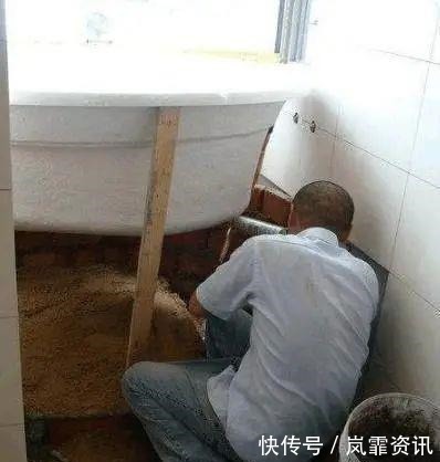 老师傅|巴掌大的卫生间,老师傅帮忙砌了个浴缸,发在朋友圈底下全是赞