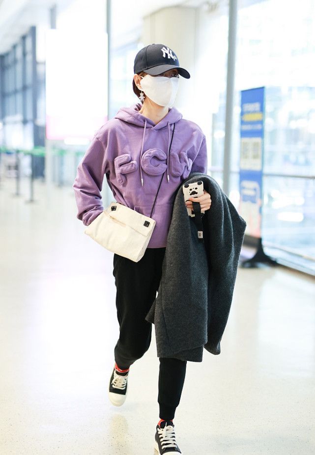 搭配|恋爱实锤?马伊琍携中年男子走机场,穿2千男士卫衣皱巴巴像地摊