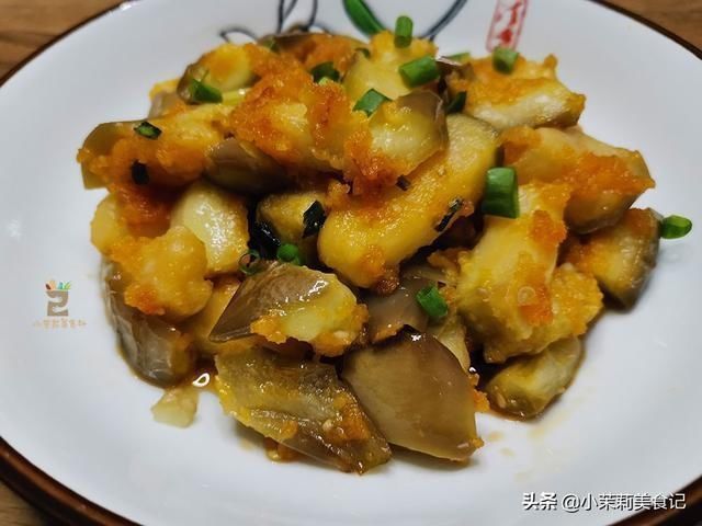 蒸茄子时,万万不可直接蒸,多加一步,茄子雪白不黑,鲜嫩有食欲