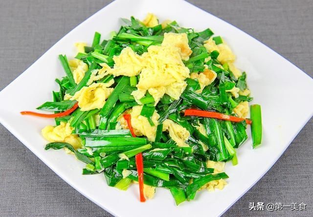 鲜嫩|饭店的韭菜炒鸡蛋为啥鲜嫩又翠绿，这几个技巧很重要，学会在家做