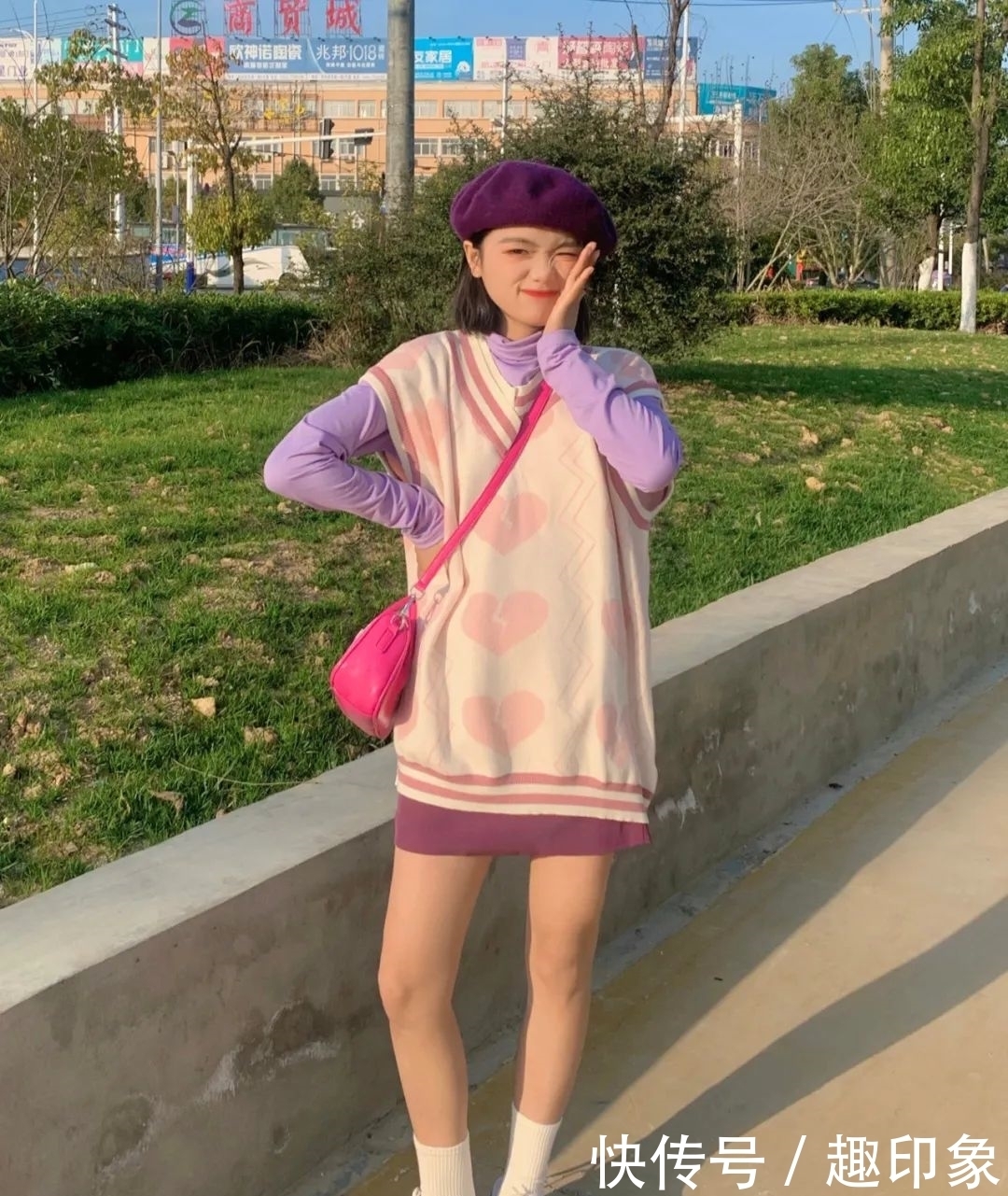 薄卫衣+半裙、衬衫+马甲,这才是今春最潮穿搭