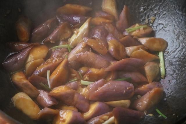自从学会茄子这个做法，茄子再也不要过油了，一碗酱汁又香又下饭