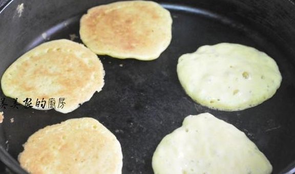 天热,早餐做它最省事,1分钟1个,蓬松柔软,3块钱做一大盘!