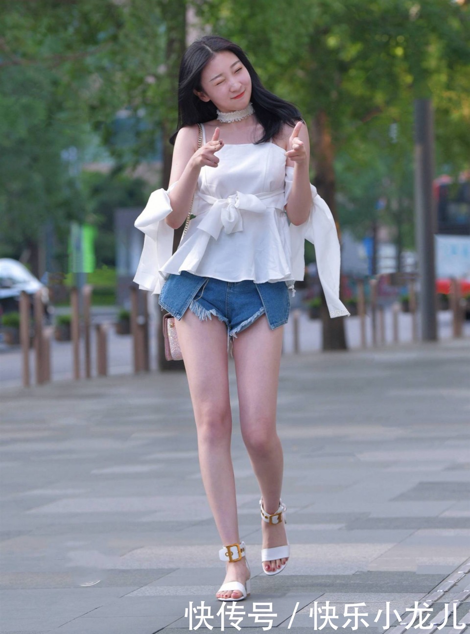 尽显|俏皮可爱的小姐姐,时尚穿搭吊带搭配短裤,尽显肤白貌美