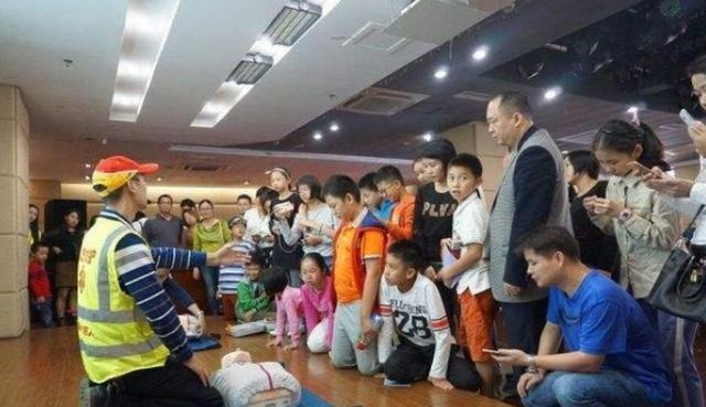 物件|5岁男孩吞入纽扣电池,妈妈急中生智的做法,让医生都点赞