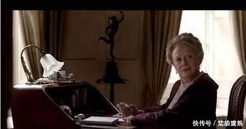 错误方|嫌孩子让座慢,老人直接将娃书包扔地上,父亲做法被全车人称赞