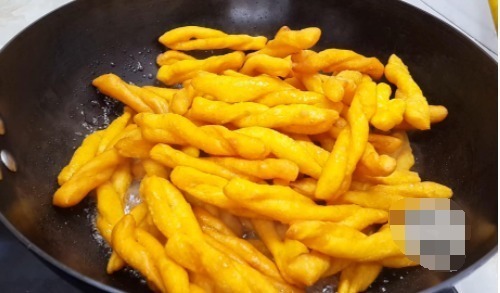 麻花|1个南瓜，2个鸡蛋，不用一滴水，做法比麻花简单，比南瓜饼都好吃