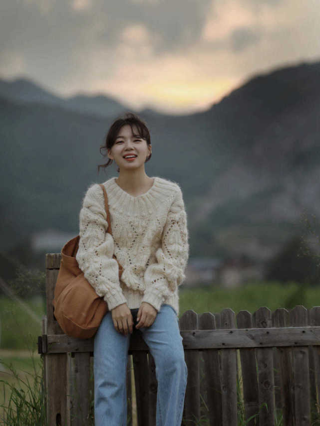 毛衣|秋冬季,“薄荷色”毛衣火了,搭配上白色半身裙温柔优雅,超洋气