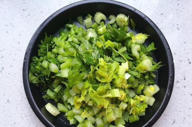 这菜的叶子是宝贝,拿来炒鸡蛋太鲜美,可惜90%的人都扔掉了