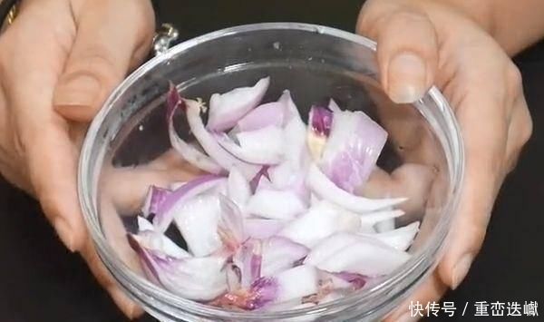 把花露水倒在洋葱上,这妙用花钱都买不到,省钱又实用