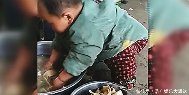 大宝|自从生了2胎，两岁老大地位直线下滑，洗菜发生的一幕笑喷了！