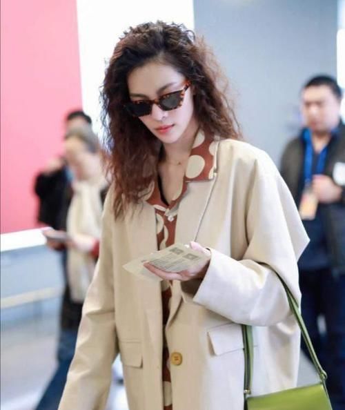 毛糙感|年过40的女人,留什么发型显年轻?试试这几款,优雅大气还时髦