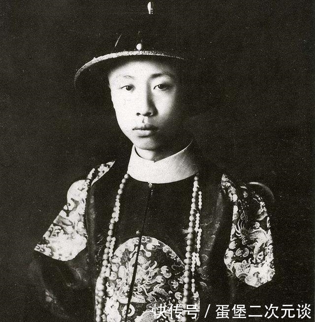 军事法庭|溥仪老照片:出席远东军事法庭,把证人席坐出了龙椅的气势!