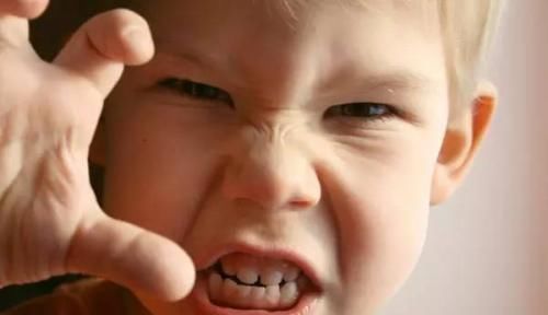 孩子3种行为貌似普通,实则没教养,别人不说家长也要心里有数