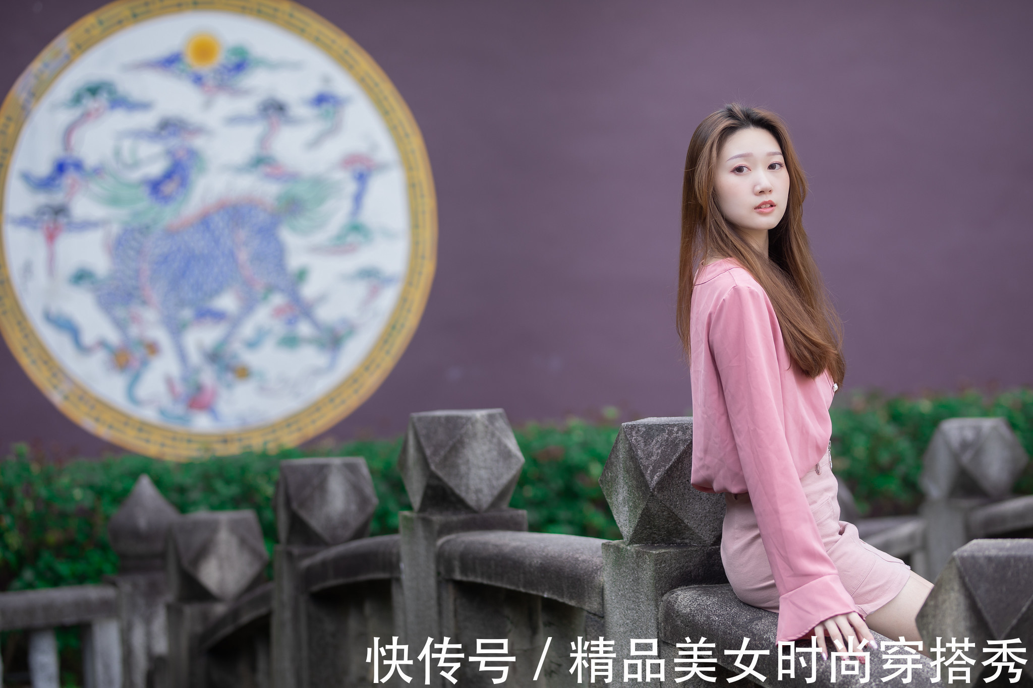 亮出门 粉色的雪纺衬衫甜美减龄，简约时尚的版型衬托女性柔美的气质