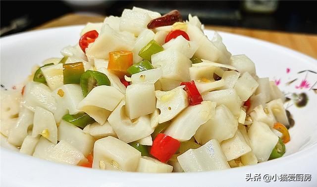 莲藕|教你做“酸辣藕丁”，成菜口感爽脆清香味美，上桌全家都爱吃