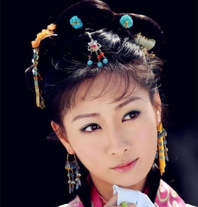 热孝$《红楼梦》贾母早对袭人做出评价:德行浅薄的贱骨头,难承载富贵