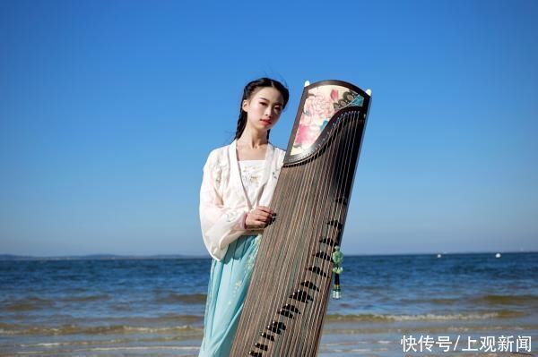 汉服女孩法国街头走红：我弹的是古筝，不是日本筝