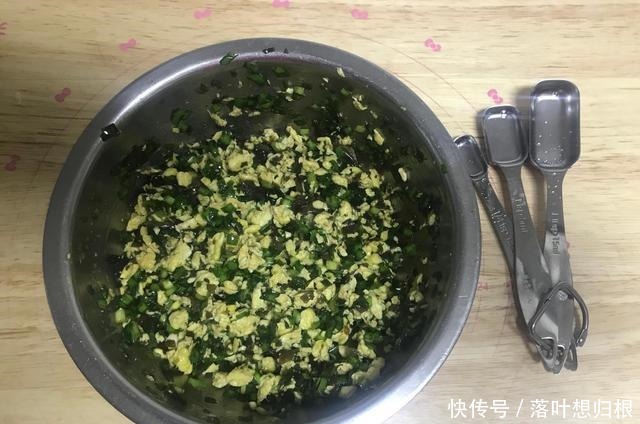 素馅烫面蒸饺详细做法,皮薄馅大不破皮,和面是关键,放凉都不硬