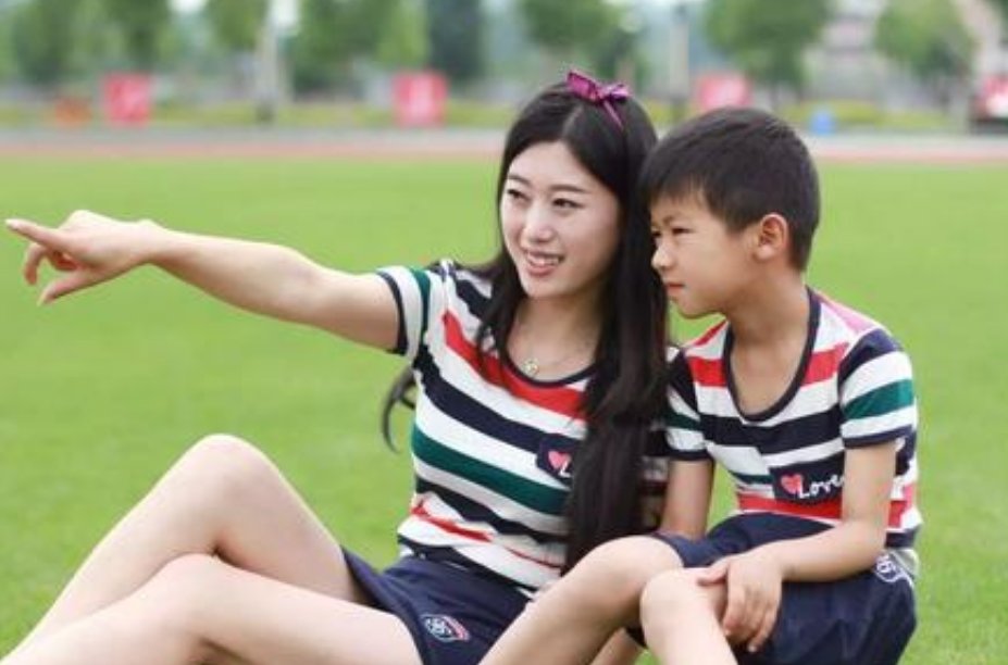 妈妈被欺负俩儿子火了，抄起扫帚追着打，得知真相网友笑了