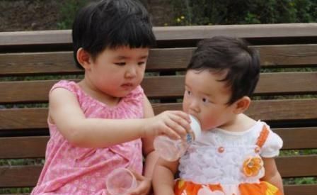 维生素d|“龙凤胎”妹妹长期吃钙片,哥哥天天喝牛奶,3年后兄妹身高差距竟这么大