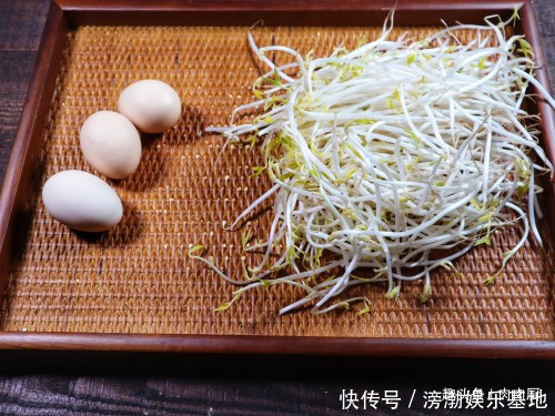 简单|豆芽别只会炒着吃,简单煎一煎,做成早餐饼,香酥脆嫩直流口水