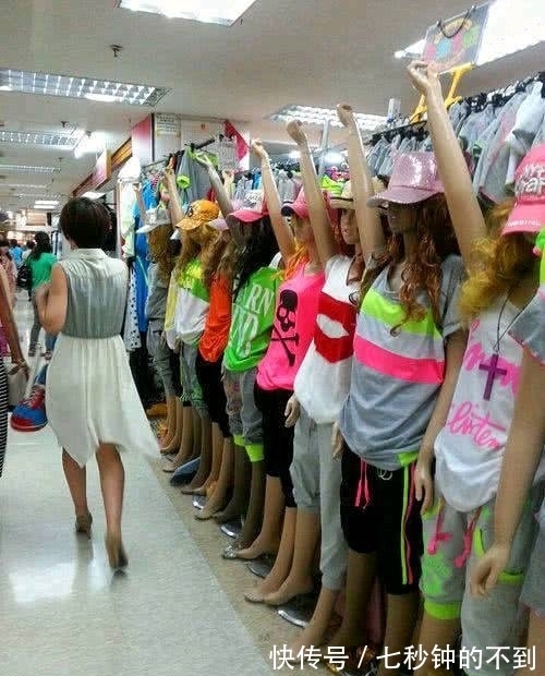 |搞笑图片幽默段子笑话:狗狗你看到了什么不该看的东西?哈哈