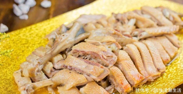 浓香|蒸鹅,鹅肉固浓香嫩滑可口,镀里的酒和水也是极鲜美的汤