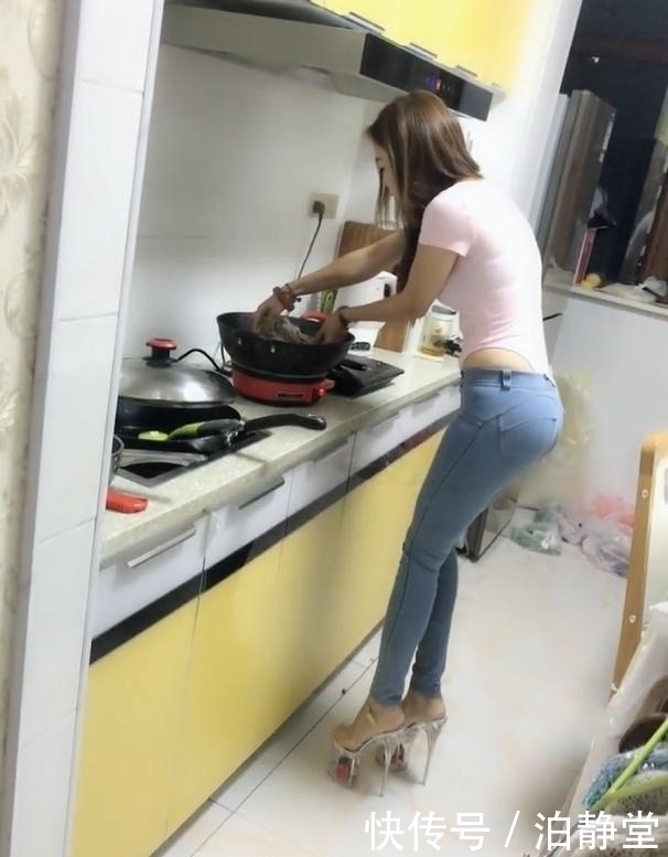 精致穿搭的小姐姐，牛仔裤也能呈现女人味