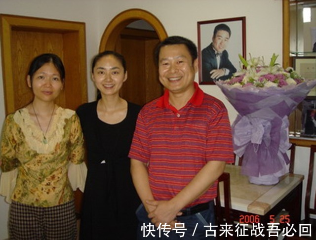 接力棒|2011年丛飞遗孀遗体告别仪式, 5岁女儿默默抹泪,上千名市民送行
