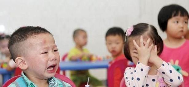 妈妈|男孩耳后有伤口，妈妈怀疑是幼儿园小朋友抓伤，但娃的话让她崩溃