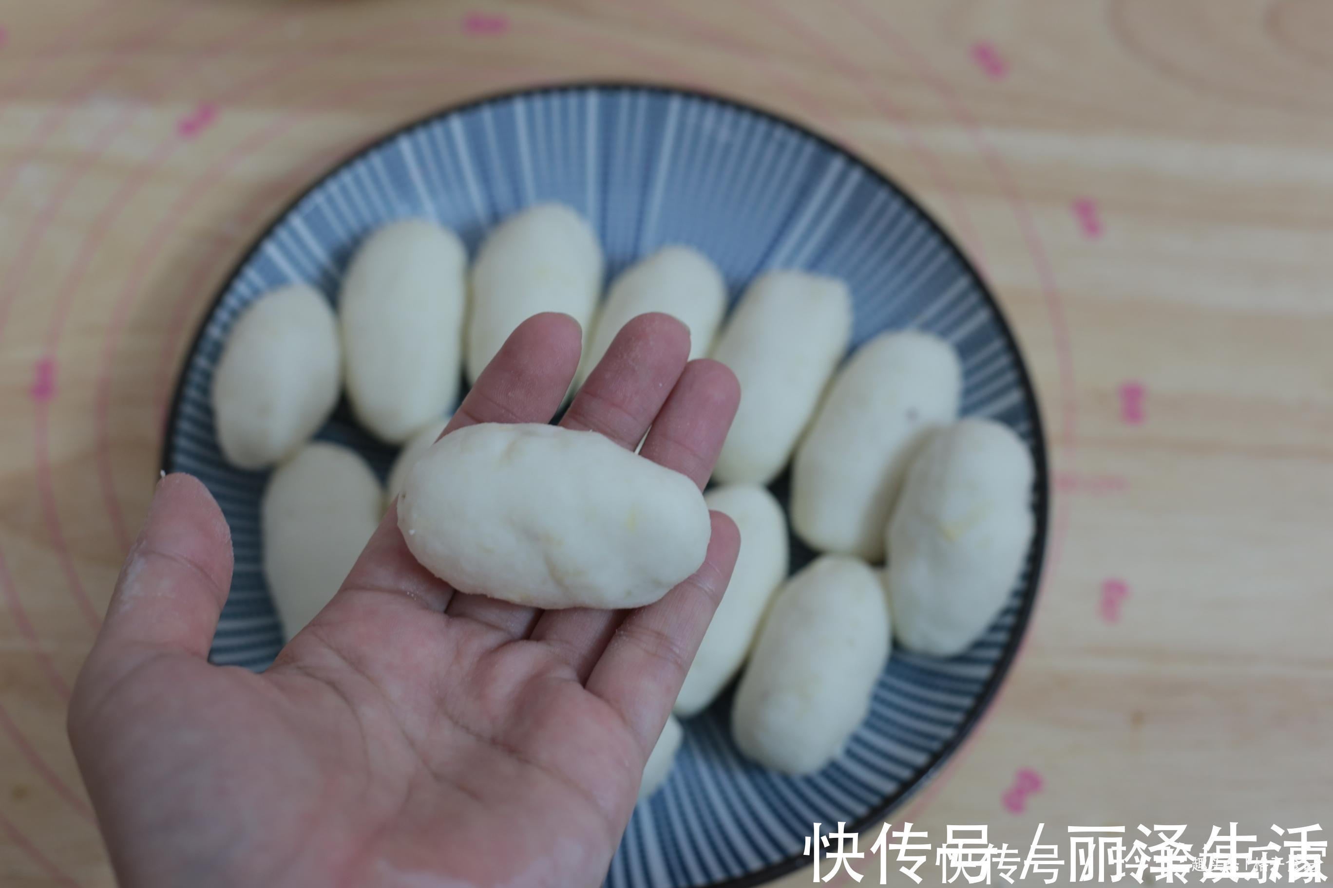 过年小吃最爱此道黄金卷,金黄酥脆还会拉丝,老少都爱吃,特香