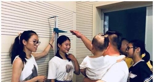 孩子|孩子矮是“惯”出来的这些毛病不纠正,爸妈再高孩子也是小矮人
