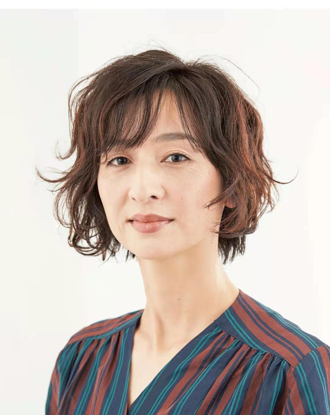 发质|老年人烫什么卷好看？发量多烫大卷发量少烫小卷，选对款式更减龄